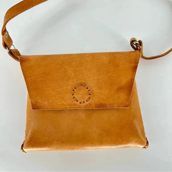 Handmade hard leather envelope case crossbody with magnetic closure - Picture 2 of 9